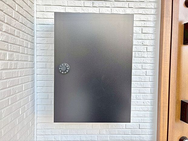 【その他現地】シンプルデザインのポスト。