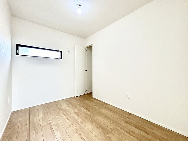 【子供部屋】お子さまのお部屋としても！衣類の整理整頓に便利なクローゼット付きの洋室。