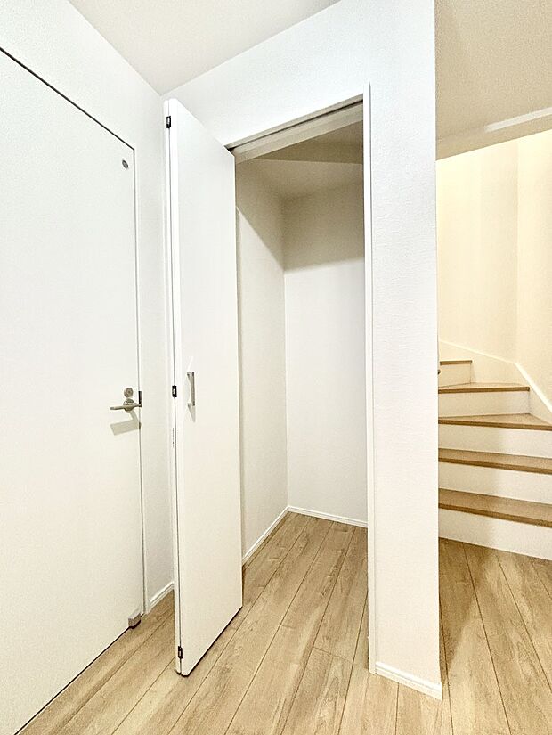 【玄関ホール収納】玄関ホール収納です。掃除道具やお出かけ用グッズの収納に便利です。