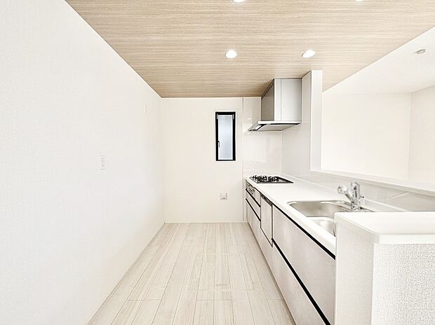 【キッチン】ゆとりあるキッチンではご家族と楽しくお料理ができます。