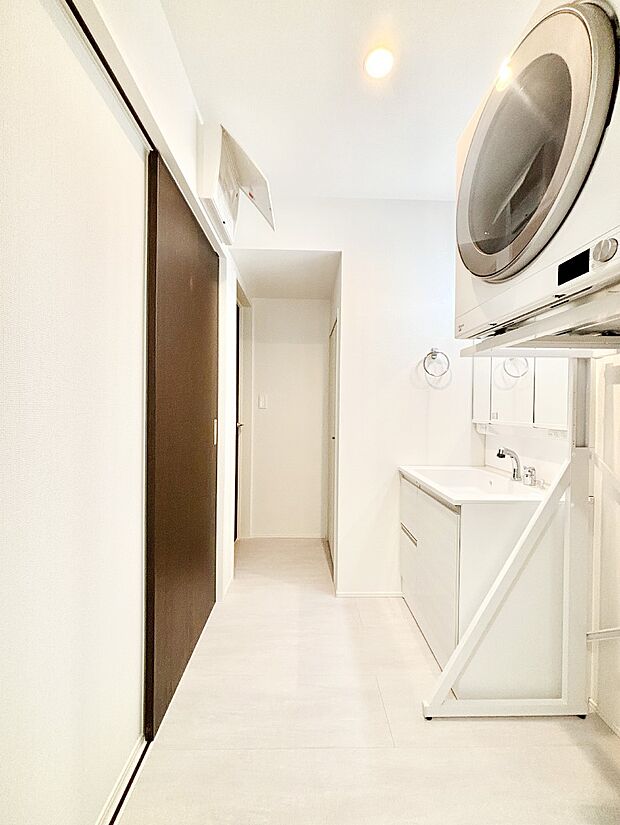 【ランドリースペース】洗面所には洗剤のストックやタオルなどの収納に便利なリネン庫があります