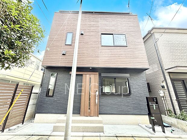 【現地外観写真】洗練された外観、上質な住空間が広がる室内は永く安心して過ごせる住居です。 