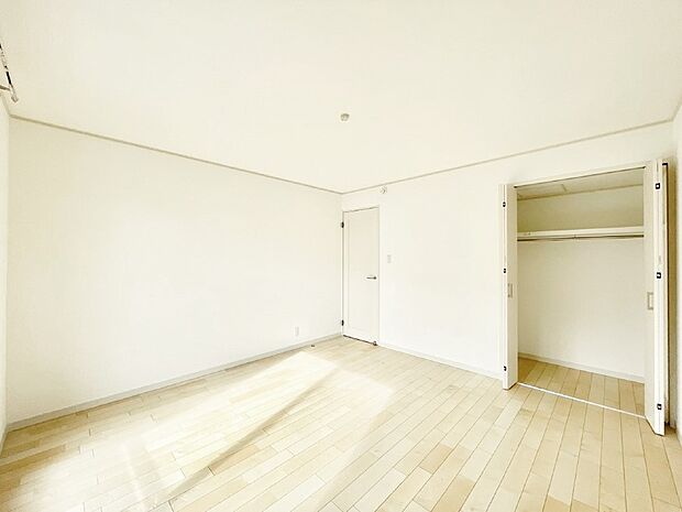 【子供部屋】窓からのやさしい光が心地よいプライベートルーム