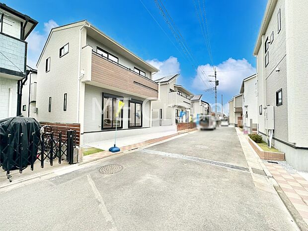 【現地外観写真】たっぷりの陽光と心地よい風が舞い込む住まい