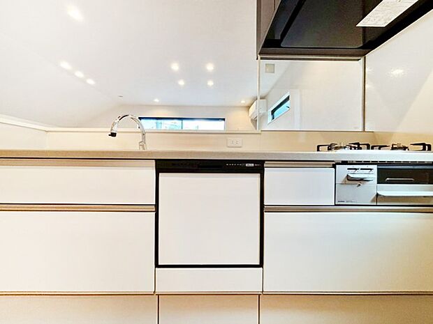 【キッチン】システムキッチンはシンプルでスッキリした飽きの来ないデザインなので永く使えそう！