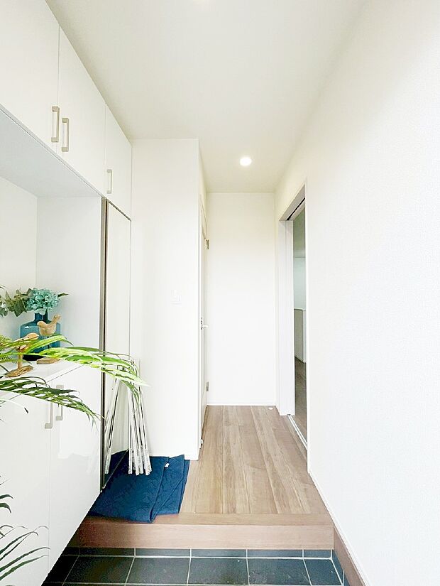 【玄関】家族の帰宅やお客様をあたたかく迎える玄関