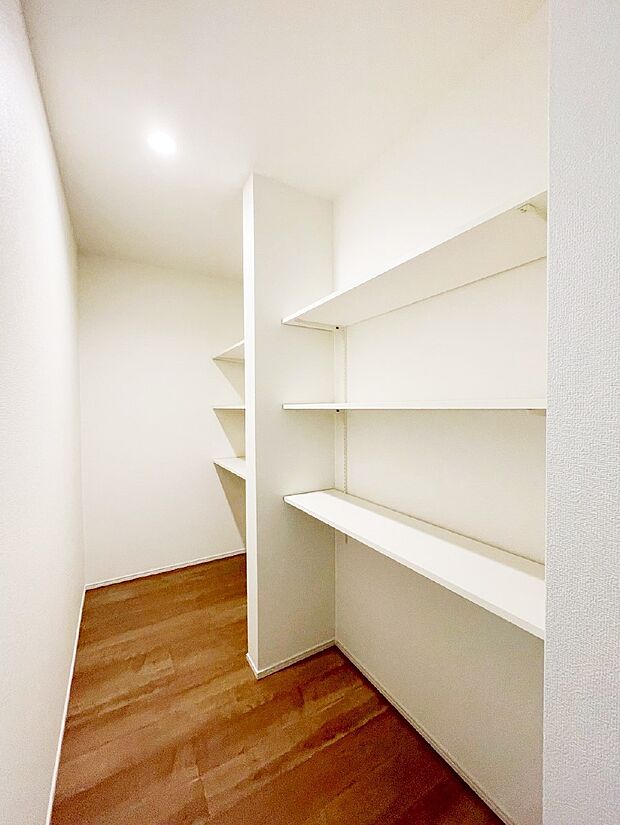 【収納】食品のストックや調理器具の保管に便利な可動棚付きパントリー