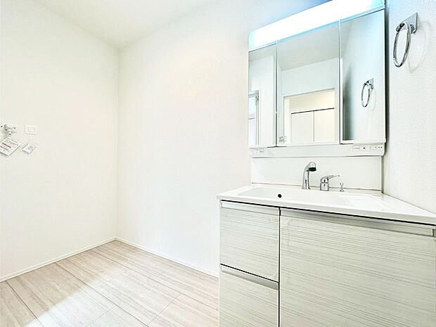 【脱衣場】清潔感ある洗面化粧室で朝の身支度も快適