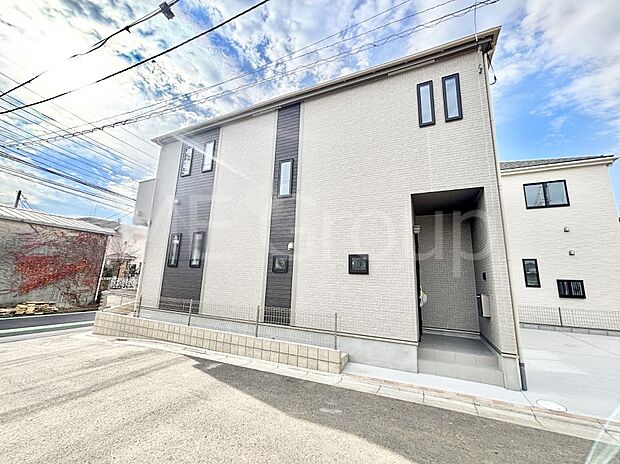 【現地外観写真】暮らしやすさと居心地の良さにこだわったシンプルで飽きのこないデザイン !