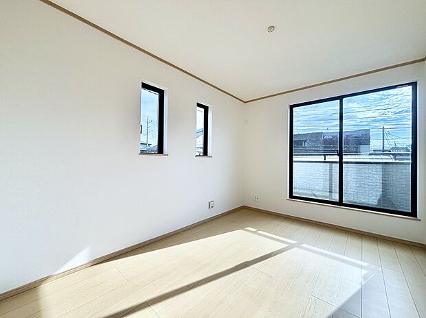 【寝室】明るいバルコニーサイドに洋室を設置。目覚めの良い寝室に。