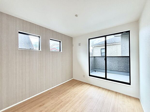 【寝室】明るいバルコニーサイドに洋室を設置。目覚めの良い寝室に。 