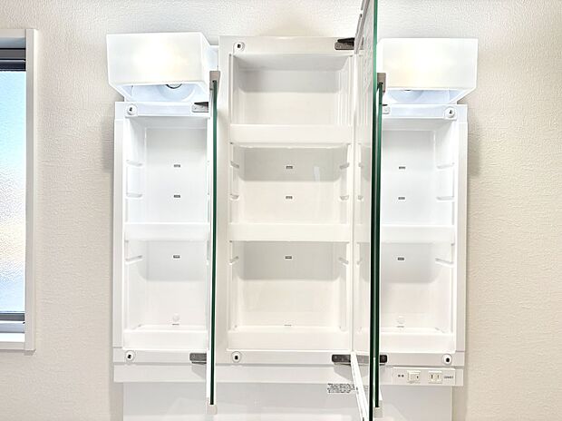 【三面鏡裏収納】三面鏡の裏に、化粧品や衛生用品などを収納可能。洗面台をすっきりと保ちます！