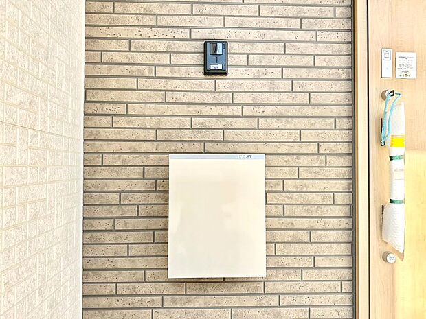 【その他現地】シンプルデザインのポスト。