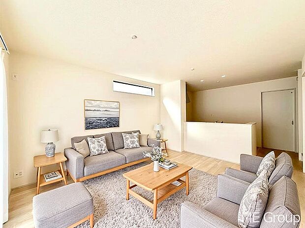 【リビング】ご家族の賑やかな話し声で包まれる明るいリビング  ※家具はCGです