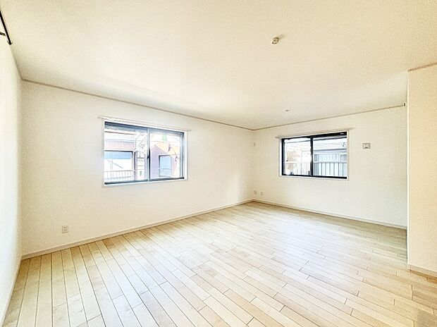 【リビングダイニング】たくさんの窓からたっぷりの陽光と風を感じられるリビング