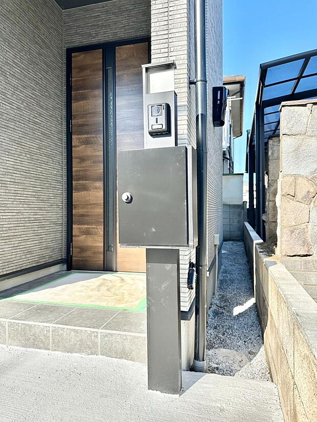 【その他現地】表札・インターホン・ポストをひとつに集約。エントランスになじむシンプルデザイン。