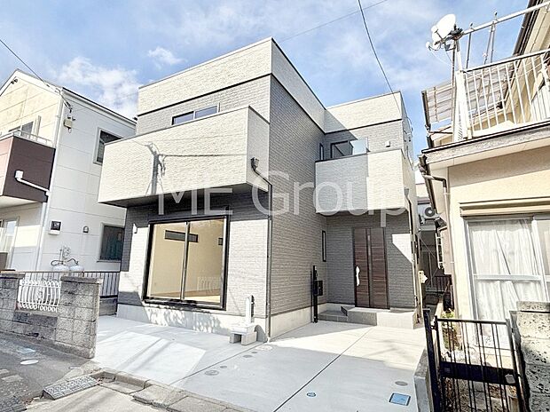 【現地外観写真】暮らしやすさと居心地の良さにこだわったシンプルで飽きのこないデザイン ！