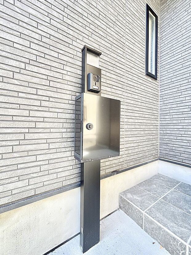 【その他現地】シンプルデザインのポスト。