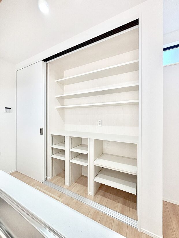 【その他設備(キッチンカップボード)】カップボードも標準装備!広々スペースでお料理しやすいキッチンです。