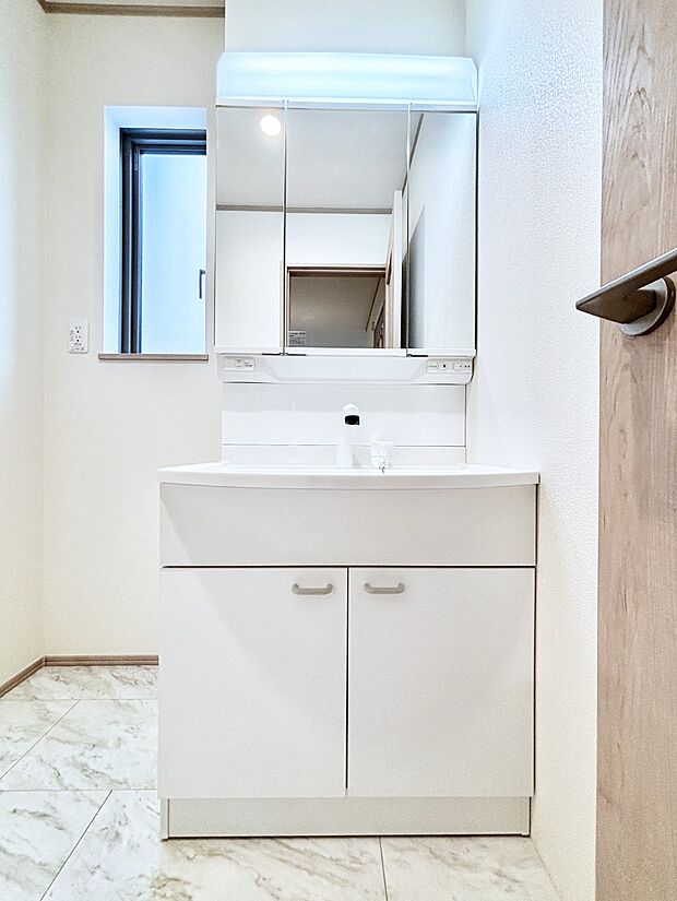 【洗面台・洗面所】大きく見やすい三面鏡で清潔感ある洗面台は、身だしなみチェックや肌のお手入れにおすすめです。