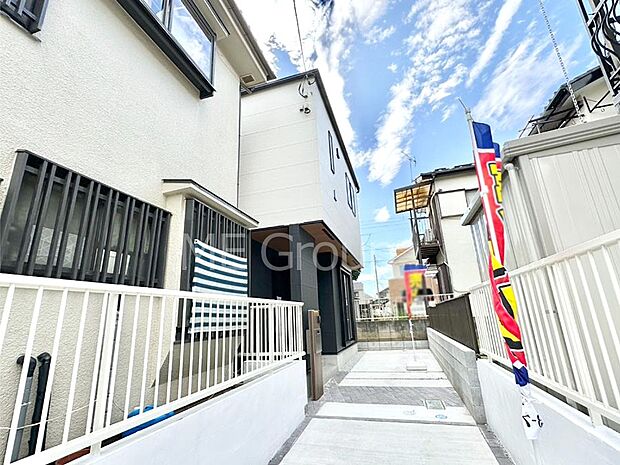 【現地外観写真】洗練された外観、上質な住空間が広がる室内は永く安心して過ごせる住居です。 