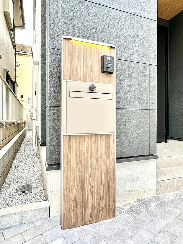 【その他現地】シンプルデザインのポスト。