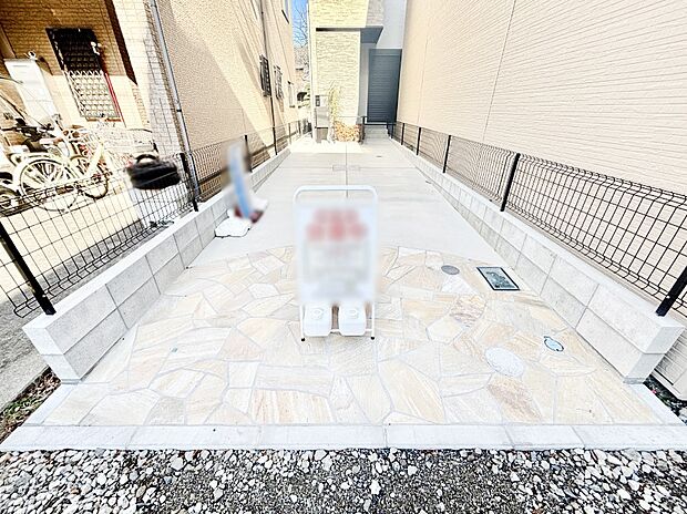 【駐車場】生活に欠かせない駐車スペース(車種により2台駐車可)