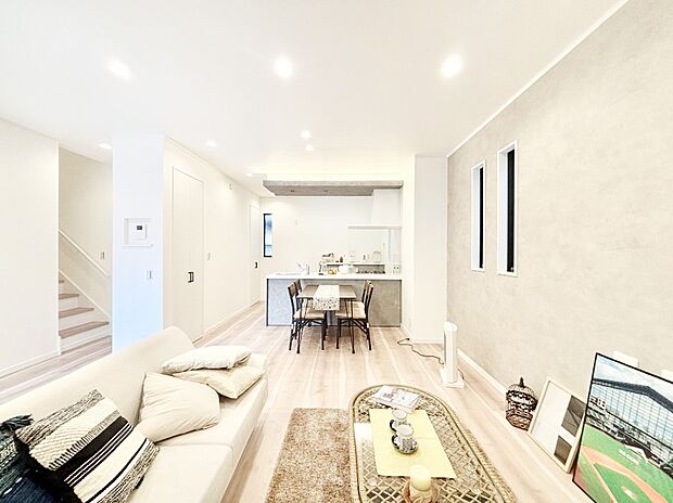 【リビング】開放感溢れる広々リビングで家族みんなでゆったり過ごせます。