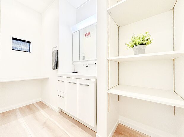 【洗面台・洗面所】三面鏡キャビネット・シャワー付き洗面化粧台で忙しい朝の身支度もスムーズに!