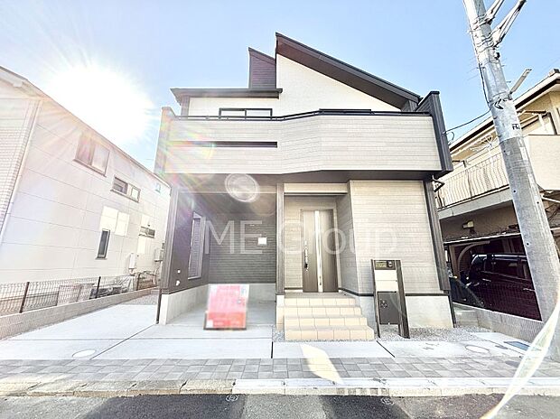 【現地外観写真】洗練された外観、上質な住空間が広がる室内は永く安心して過ごせる住居です。 