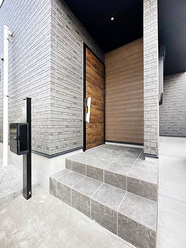 【玄関】大切な家族、来客を出迎える玄関。