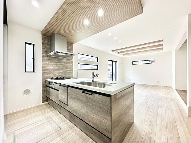 【ダイニングキッチン】毎日使うキッチンだから、使いやすさ＆お手入れのしやすさにこだわりました。 