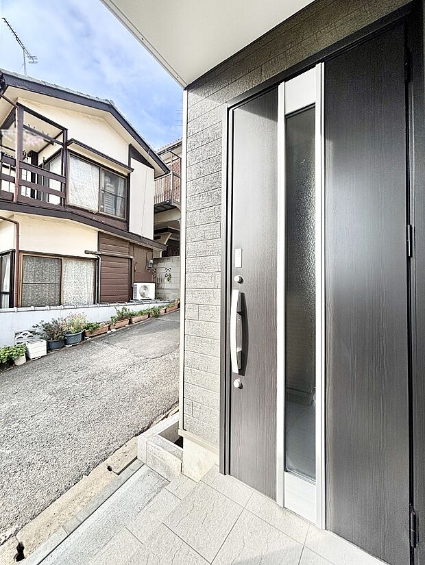 【玄関】大切な家族、来客を出迎える玄関。