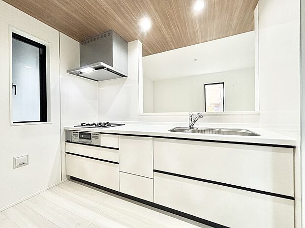 【ダイニングキッチン】リビングで遊ぶお子様を見守りながらお料理ができる対面キッチン。