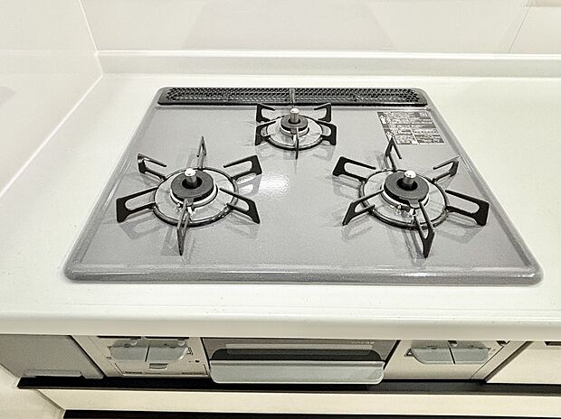 【その他設備(Siセンサーコンロ)】ガスコンロはSiセンサー搭載。火力調節や焦げ付き・消し忘れも防いでくれます。