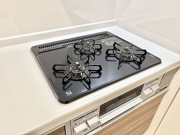 【その他設備(Siセンサーコンロ)】ガスコンロはSiセンサー搭載。火力調節や焦げ付き・消し忘れも防いでくれます。