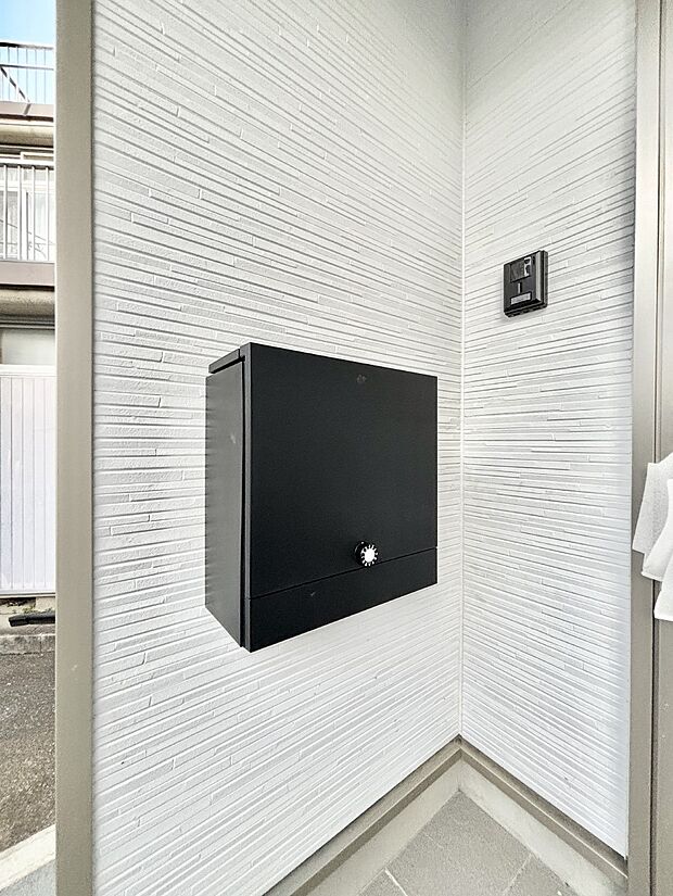 【その他現地】シンプルデザインのポスト。