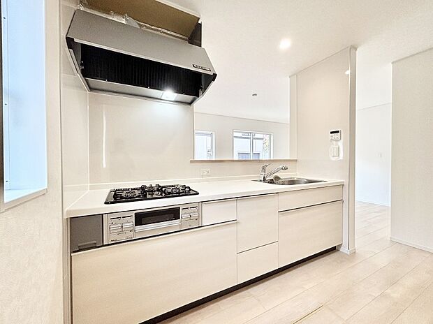 【ダイニングキッチン】料理をしながらでもご家族との会話を楽しめる対面キッチン