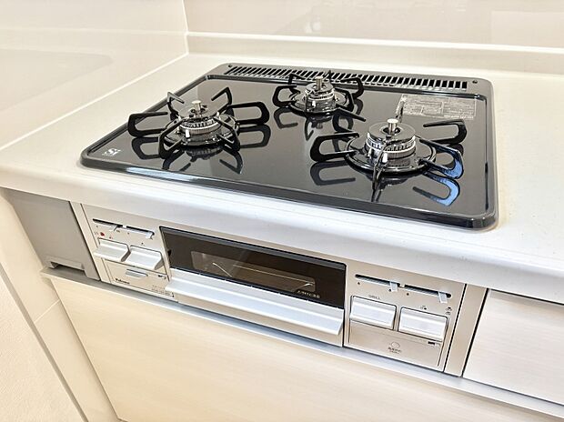 【その他設備(三ツ口コンロ)】三口ガスコンロでお料理が一気にはかどりそう