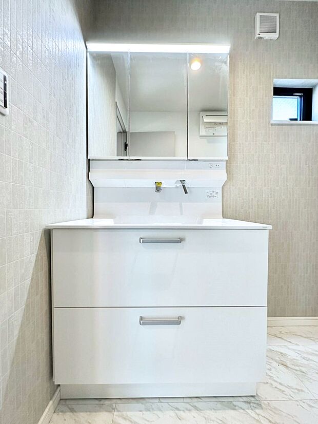 【洗面台・洗面所】大きく見やすい三面鏡で清潔感ある洗面台は、身だしなみチェックや肌のお手入れにおすすめです。