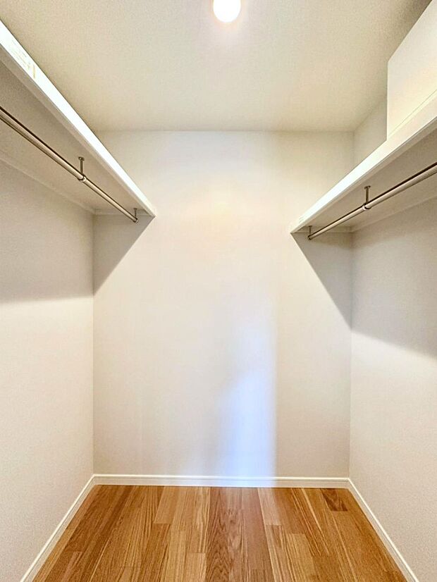 【ウォークインクローゼット】ウォークインクローゼット付きで生活空間を広く利用できます。