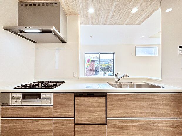 【キッチン】リビングを見渡せる人気のカウンターキッチン。 家族を見守りながら家事をすることができます。