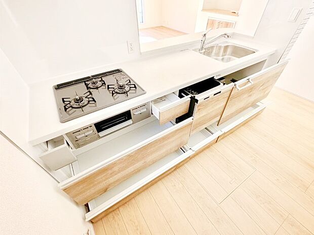 【その他設備(キッチン収納)】収納スペースもたっぷり!広々とした作業スペースで家事もラクラク!