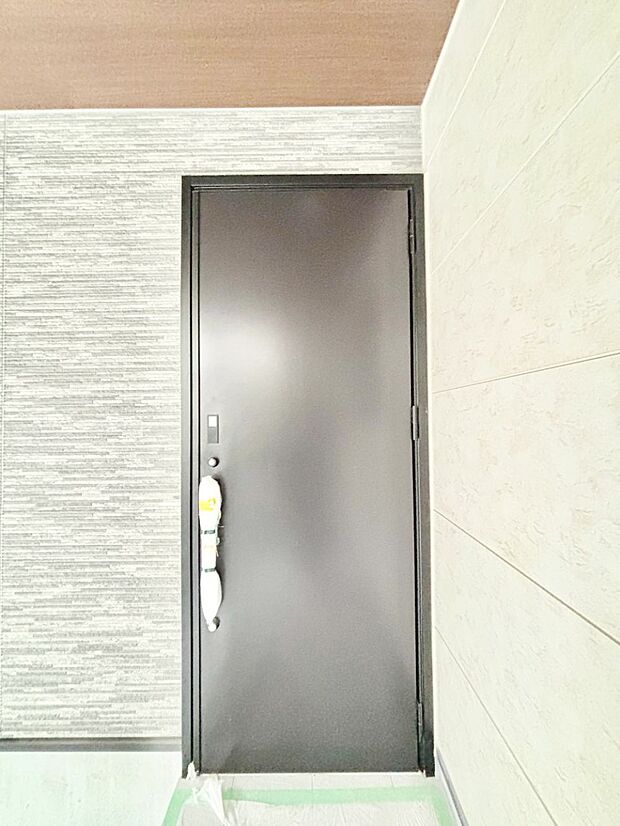 【玄関】玄関前は雨が降っても濡れにくい屋根付き