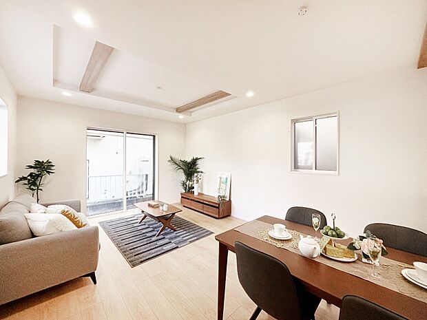 【リビングダイニング】大きな窓からたっぷりの陽光と風を感じられるリビング