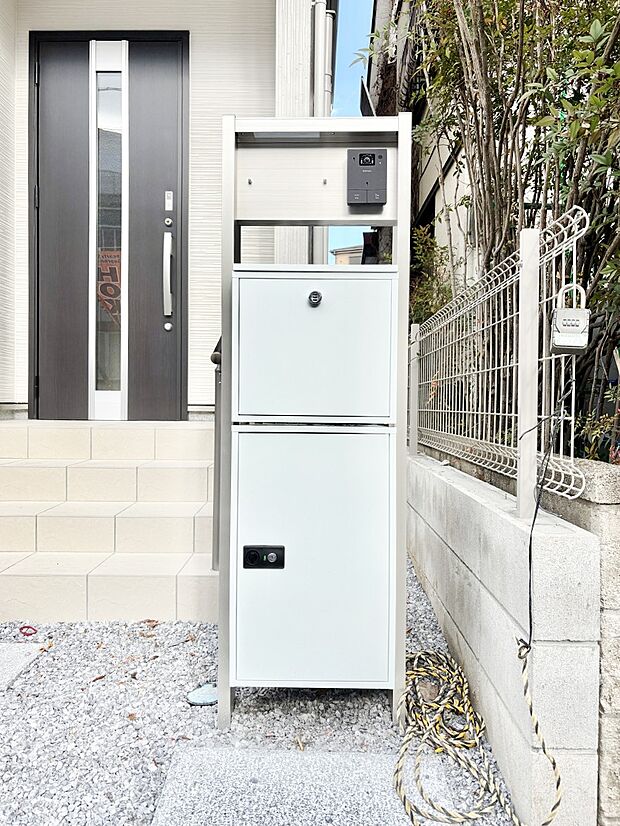 【その他現地】表札・インターホン・ポスト・宅配BOXをひとつに集約。エントランスになじむシンプルデザイン。