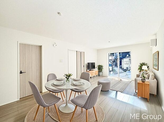 【リビング】ご家族の賑やかな話し声で包まれる明るいリビング ※家具はCGです