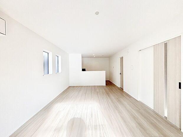 【リビングダイニング】家族団らんの時間も増えそうなくつろぎのリビングダイニング。