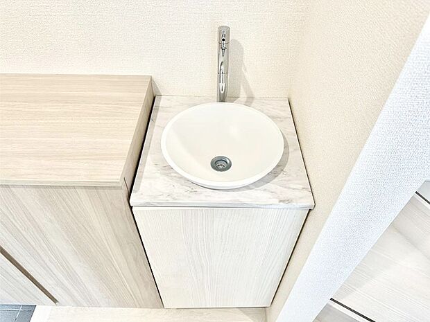 【その他設備(手洗い器)】玄関にセカンド洗面台を設置。帰宅後すぐに手洗い・うがいができますね。  