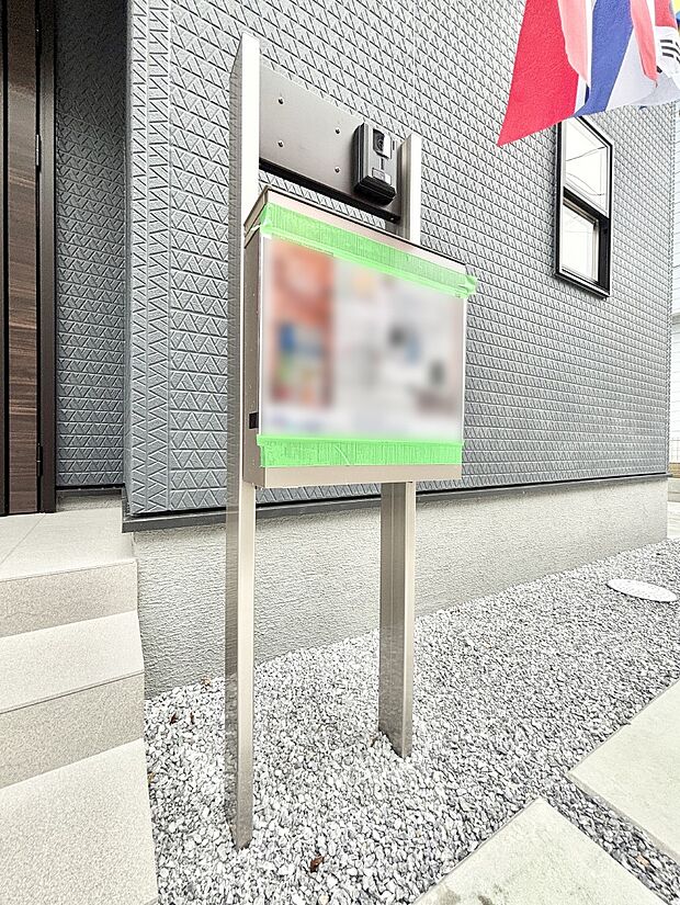 【その他現地】シンプルデザインのポスト。 